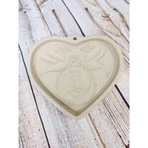 Pampered Chef Stoneware Cookie Mold Heart-Shaped Peace On Earth